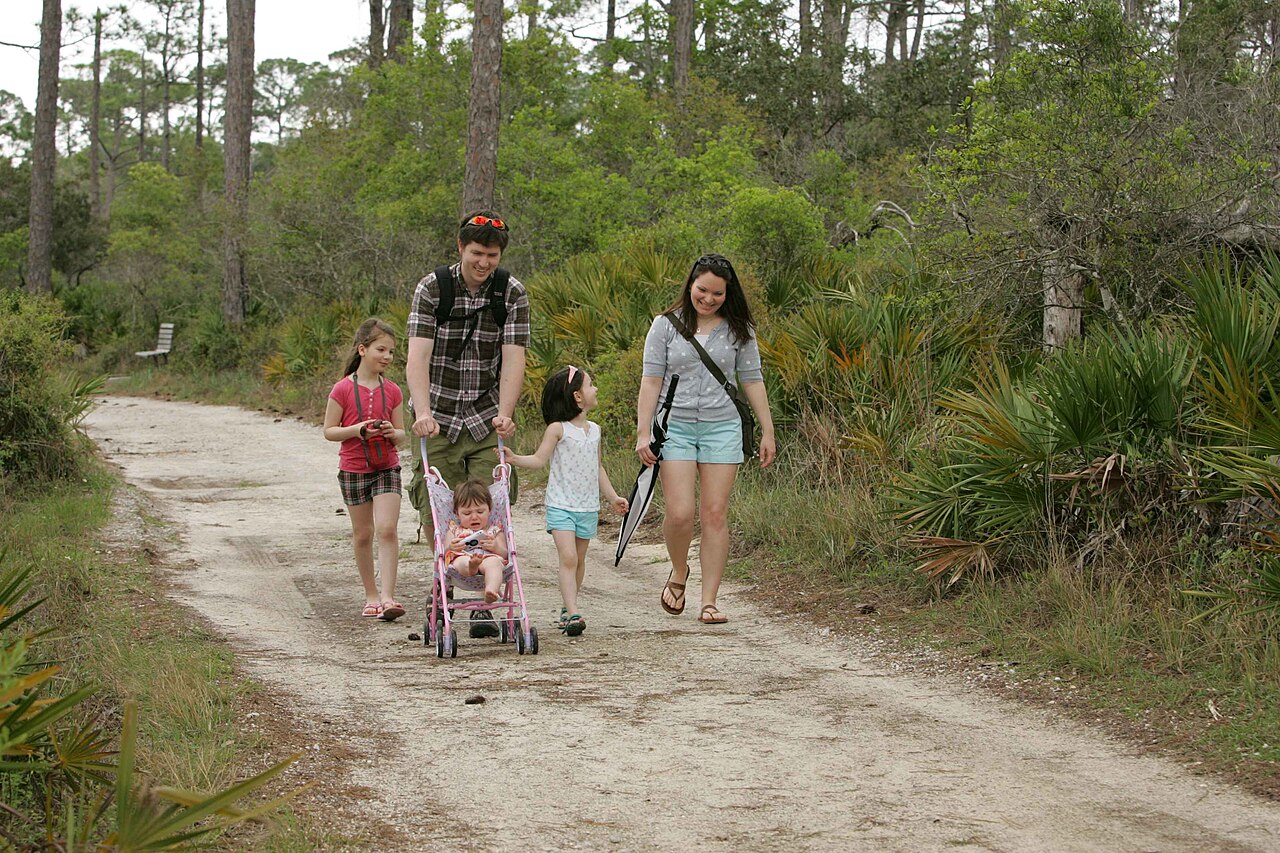 Famille en promenade dans la nature